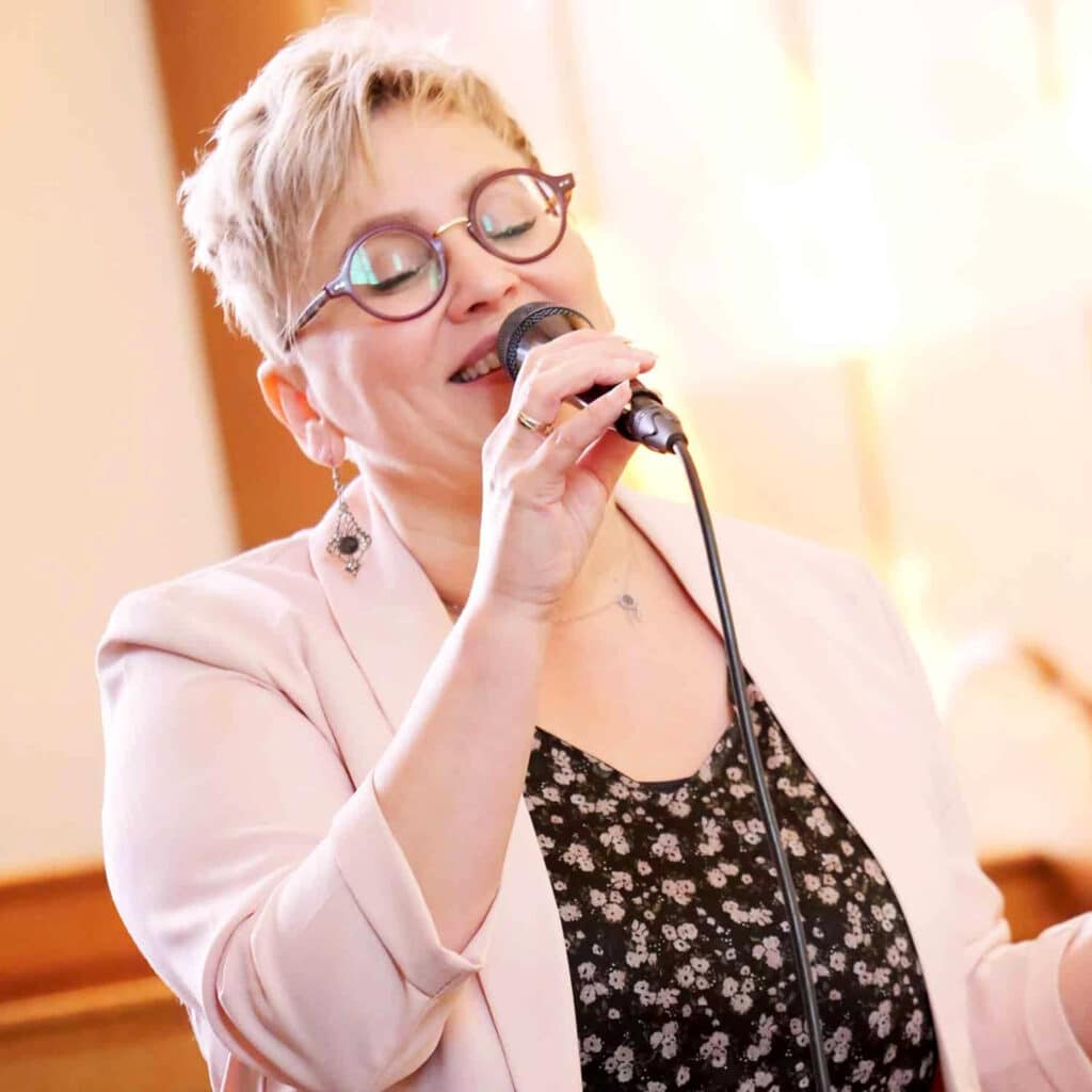 Trauersängerin Petra Berghaus singt auf Beerdigungen