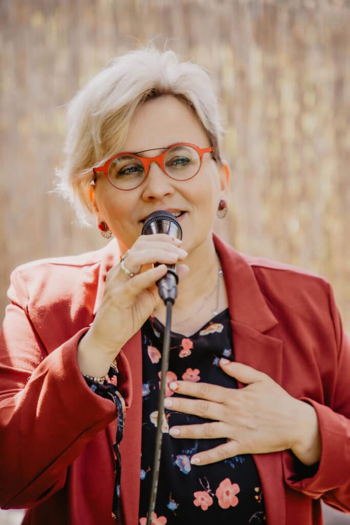 petra berghaus trauersängerin und trauerrednerin